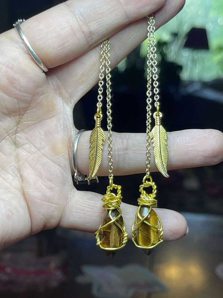 'Crescent Valor' Tiger's Eye Crescent Moon Necklace & Point Earring Set